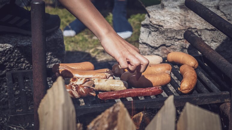 Grillrost belegt mit verschiedenen Würsten  | © Davos Klosters Mountains 