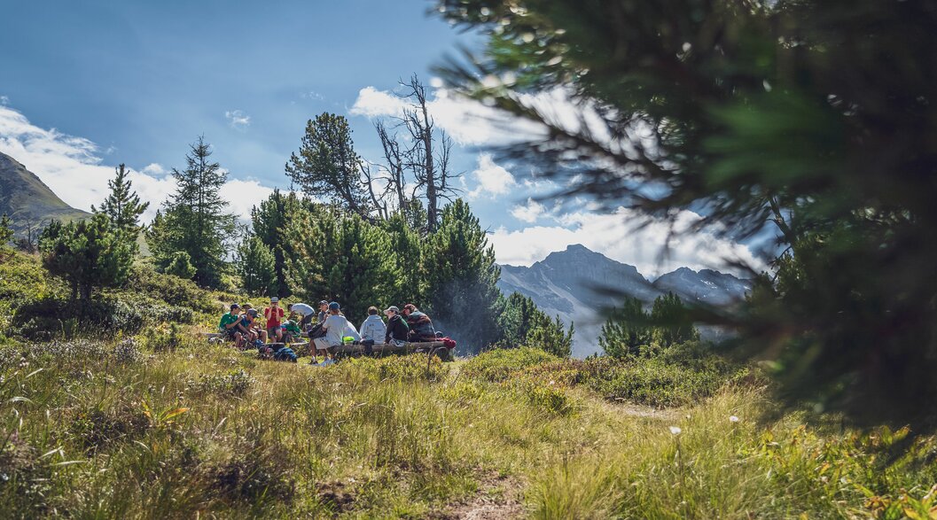 Gruppe Wanderer beim Picknick | © Davos Klosters Mountains Gruppe Wanderer beim Picknick | © Davos Klosters Mountains