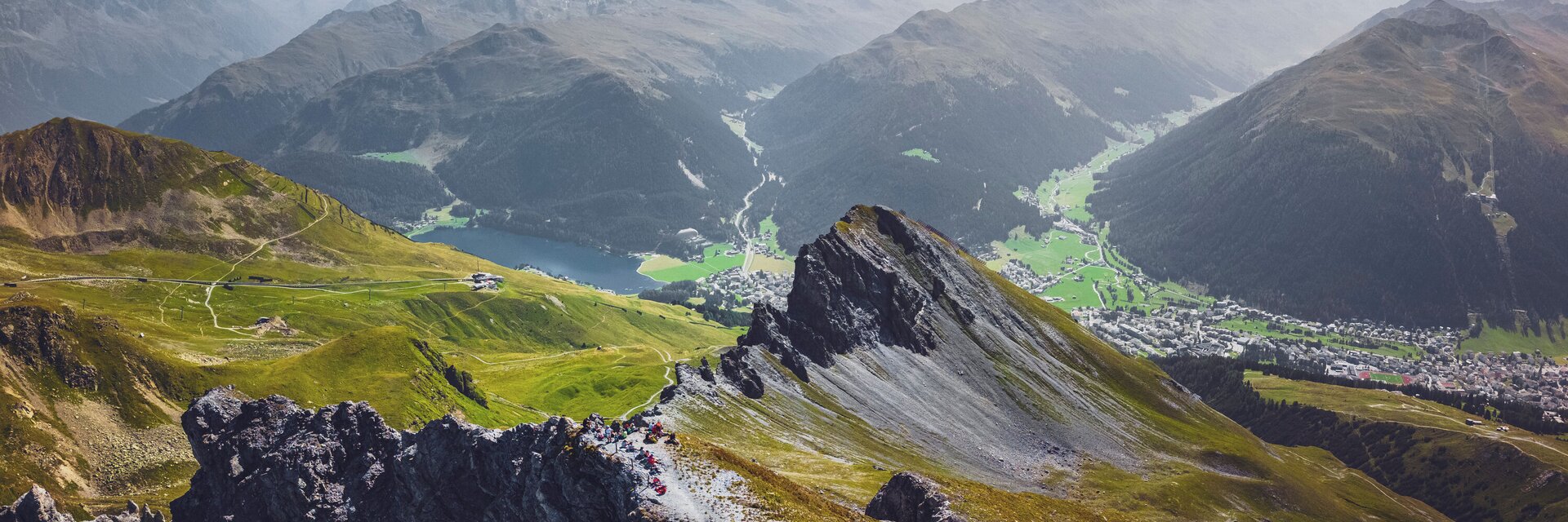 View Schiahorn Parsenn | © Davos Klosters Mountains Bird's eye view to the Schiahorn peak with the Landwasser valley in the background. | © Davos Klosters Mountains
