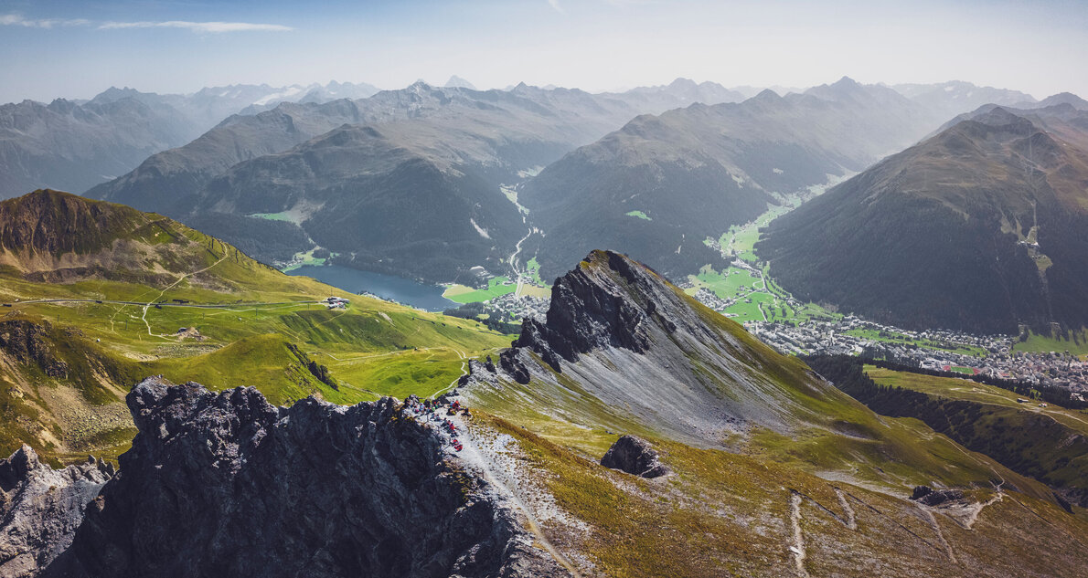 Blick aus der Vogelperspektive auf den Schiahorn Gipfel mit dem Landwassertal im Hintergrund. | © Davos Klosters Mountains