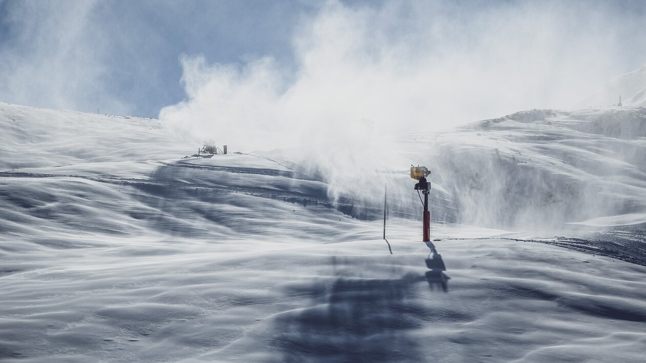 Ein Schneeerzeuger produziert eine Menge Schnee, der sich langsam zu Boden senkt. | © Davos Klosters Mountains