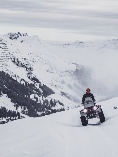 Ein Beschneier ist mit dem Quad auf dem Jakobshorn unterwegs. | © Davos Klosters Mountains