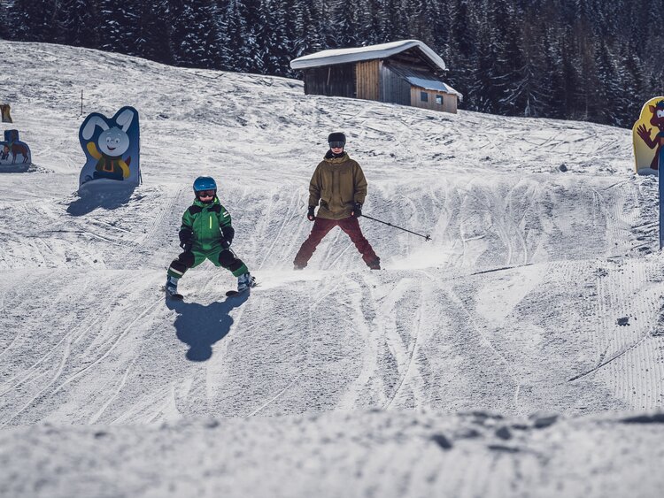 Mutter mit Kind auf Übungshang | © Davos Klosters Mountains 