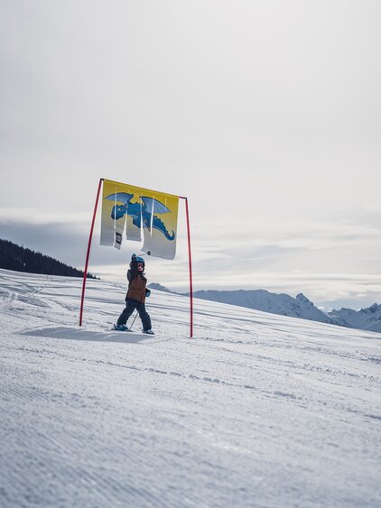 Kind fährt durch ein Tor auf Übungshang  | © Davos Klosters Mountains 