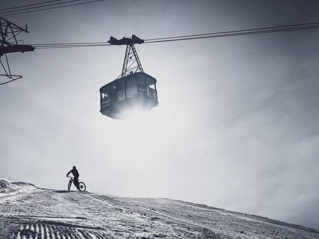 Fatbiker im Schnee, Bahn im Hintergrund. | © Davos Klosters Mountains