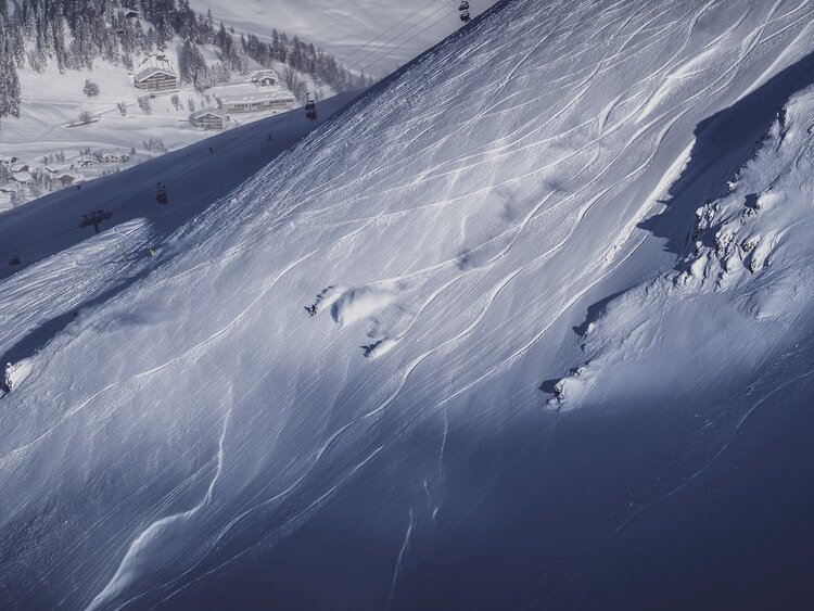 Spektakulären Freeridehang mit viel Schnee. | © Davos Klosters Mountains 
