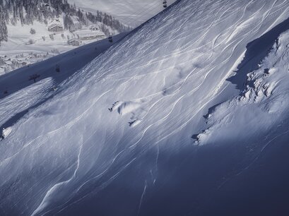 Spektakulären Freeridehang mit viel Schnee. | © Davos Klosters Mountains 