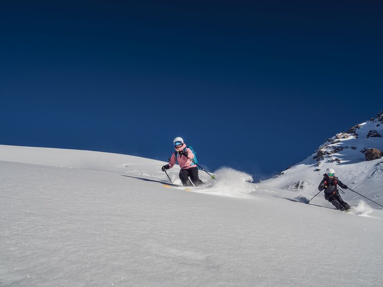 2 Freerider auf Piste  | © Davos Klosters Mountains 