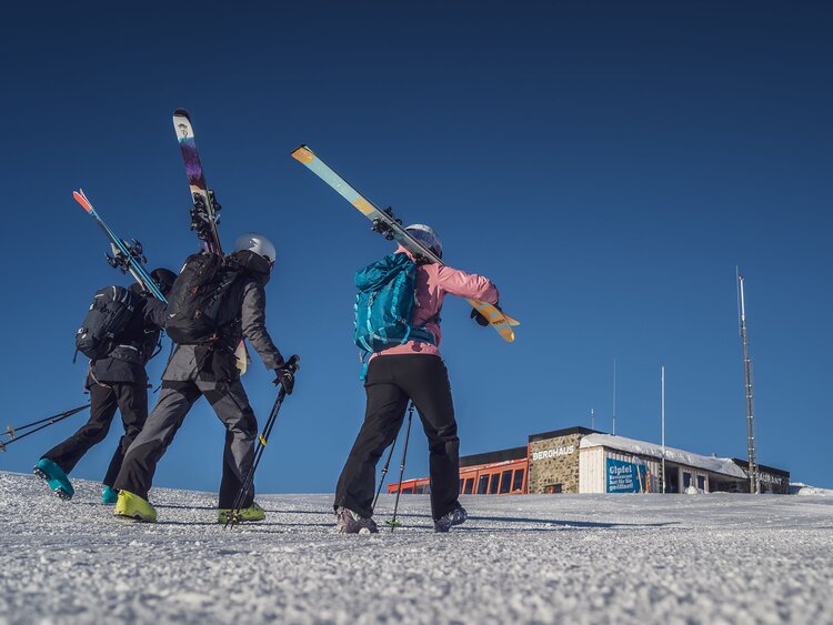 Gruppe Tourengänger auf dem Weg zum Bergrestaurant  | © Davos Klosters Mountains 