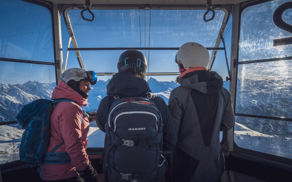 3 Personen in Gondel  | © Davos Klosters Mountains 