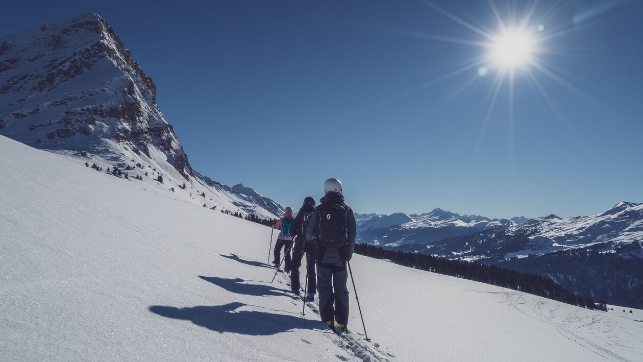 Gruppe Tourengänger unterwegs auf Hang  | © Davos Klosters Mountains