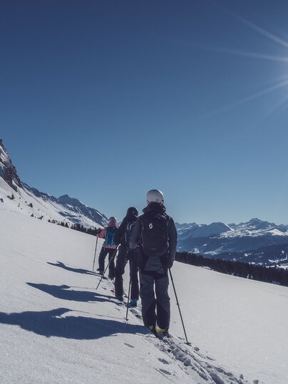 Gruppe Tourengänger unterwegs auf Hang  | © Davos Klosters Mountains