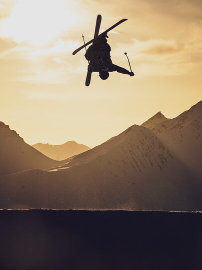 Freestyler beim Training bei Sonnenuntergang  | © Davos Klosters Mountains 