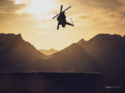 Freestyler beim Training bei Sonnenuntergang  | © Davos Klosters Mountains 