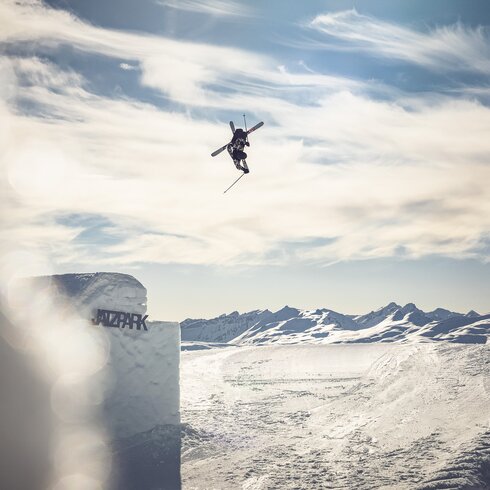 Freestyler aktiv in der Luft  | © Davos Klosters Mountains 