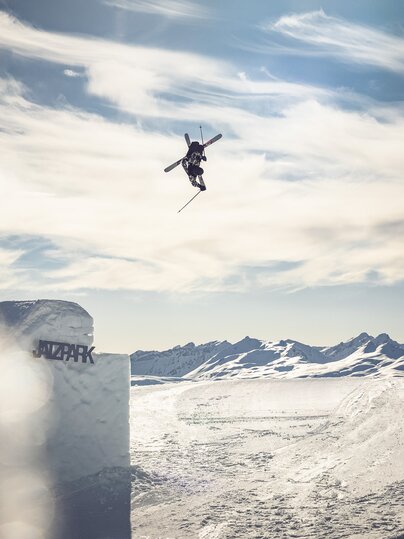 Freestyler aktiv in der Luft  | © Davos Klosters Mountains 