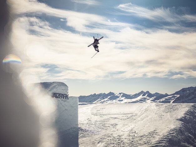 Freestyler aktiv in der Luft  | © Davos Klosters Mountains 
