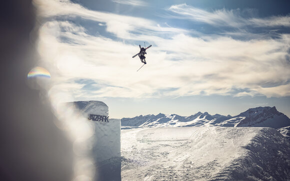 Freestyler active in the air | © Davos Klosters Mountains 
