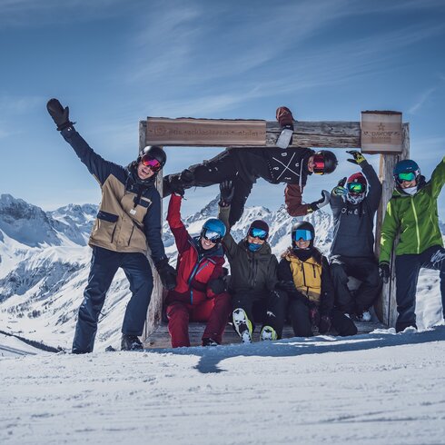 Gruppe beim Fotopoint Jazzhütte  | © Davos Klosters Mountains 