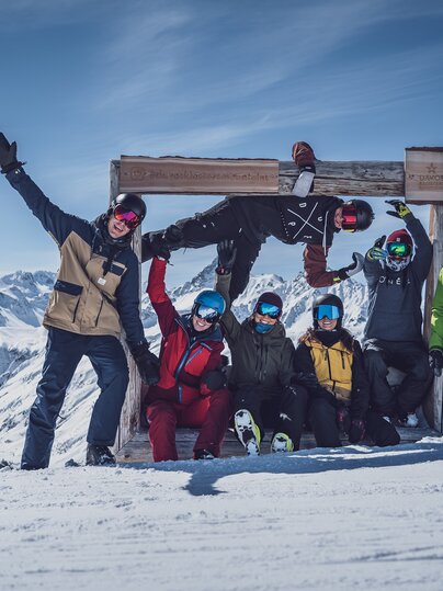 Gruppe beim Fotopoint Jazzhütte  | © Davos Klosters Mountains 