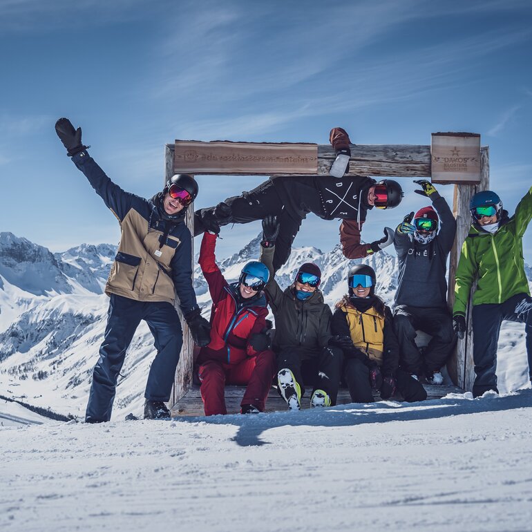 Gruppe beim Fotopoint Jazzhütte  | © Davos Klosters Mountains 