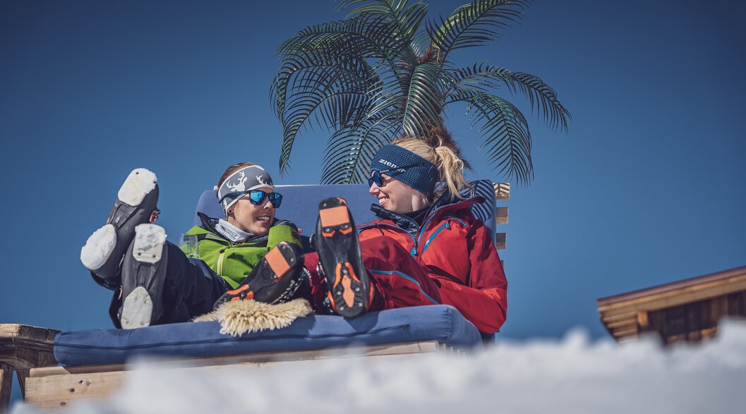 2 Skifahrerinnen beim Sonnen auf Liegestuhl  | © Davos Klosters Mountains 