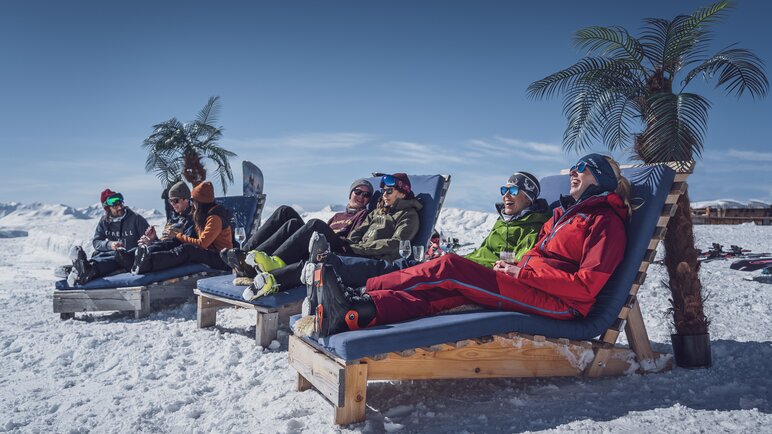 Gruppe Skifahrer beim Sonnen auf den Liegestühlen | © Davos Klosters Mountains 
