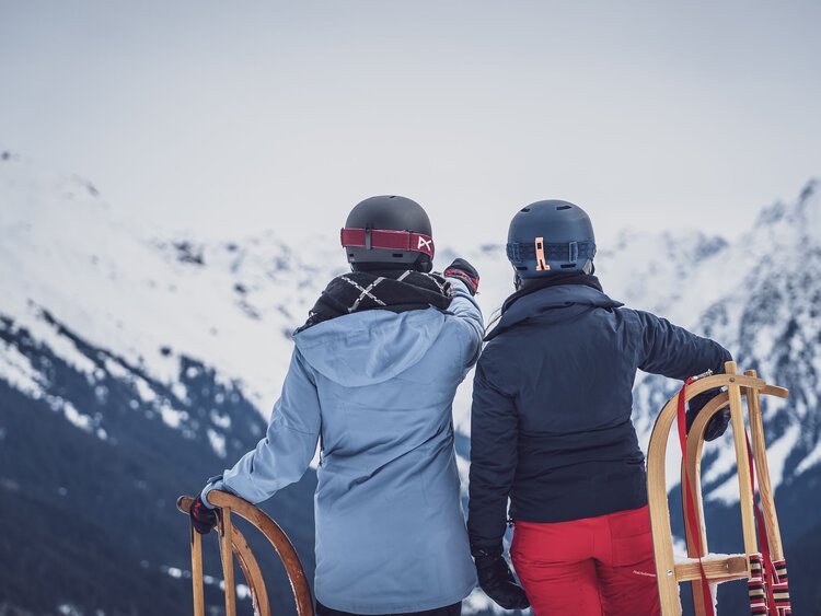 2 Schlittler auf Bergstation  | © Davos Klosters Mountains 