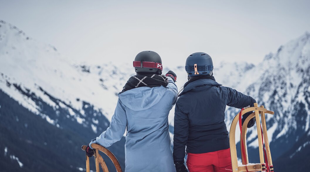 2 Schlittler auf Bergstation | © Davos Klosters Mountains 2 sledders on mountain station | © Davos Klosters Mountains