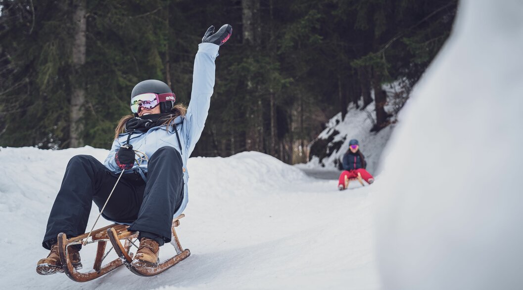 2 Schlittler auf Davoserschlitten | © Davos Klosters Mountains 2 sledders on Davos sleds | © Davos Klosters Mountains