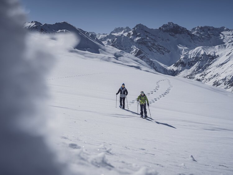 Zwei Frauen nutzen den Schneeschuhtrail und sind auf dem Rückweg vom Rossboden zum Jakobshorn. | © Davos Klosters Mountains