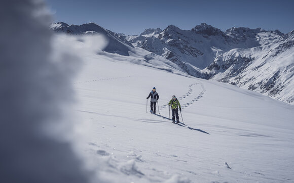 Zwei Frauen nutzen den Schneeschuhtrail und sind auf dem Rückweg vom Rossboden zum Jakobshorn. | © Davos Klosters Mountains