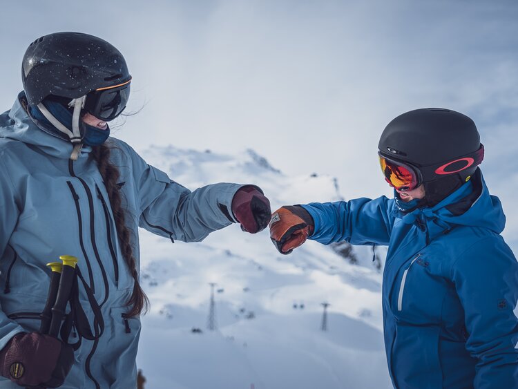 2 Wintersportler am Rasten im Skigebiet  | © Davos Klosters Mountains 