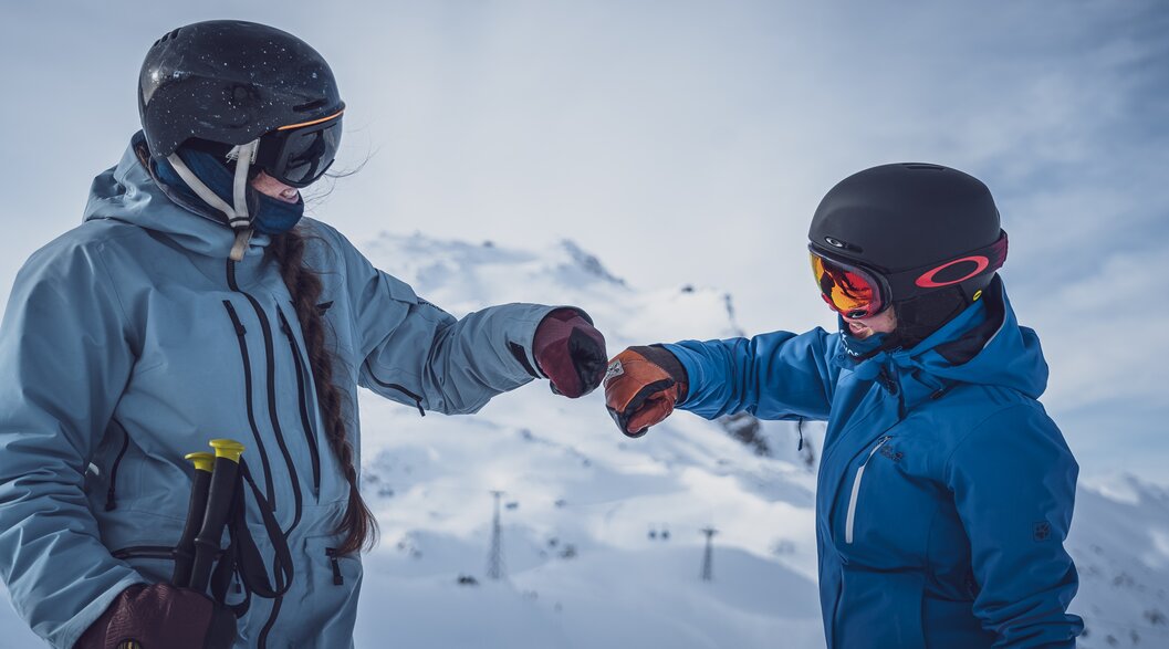 2 Wintersportler am Rasten im Skigebiet | © Davos Klosters Mountains 2 Wintersportler am Rasten im Skigebiet | © Davos Klosters Mountains