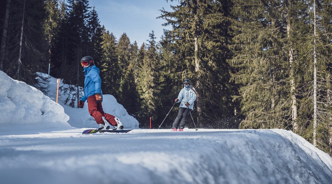 2 Wintersportler auf Talabfahrt  | © Davos Klosters Mountains 