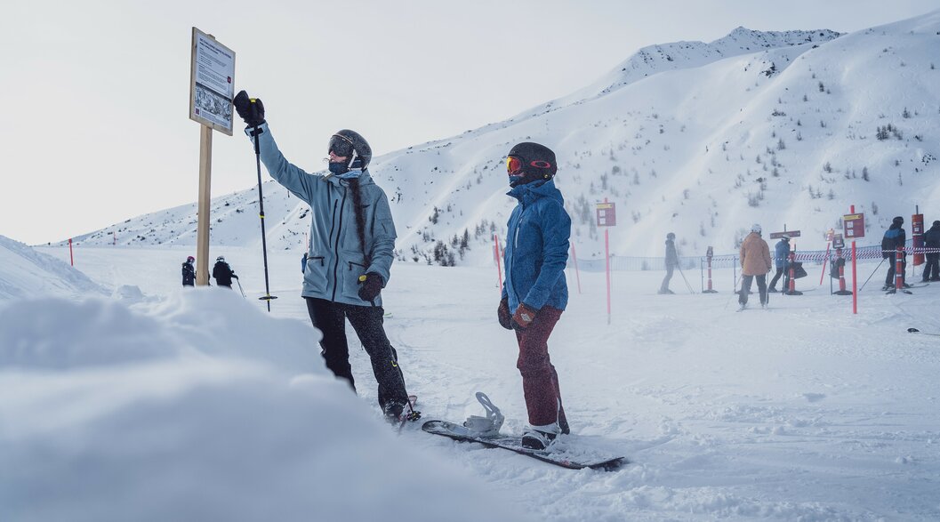 2 Wintersportler beim Begutachten der Infotafeln für die Winter Challange  | © Davos Klosters Mountains 