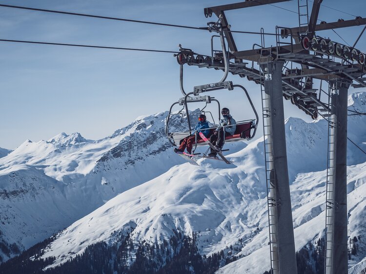 2 Wintersportler auf Sesselbahn  | © Davos Klosters Mountains 
