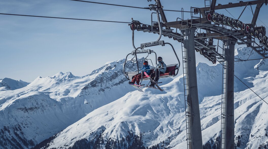 2 Wintersportler auf Sesselbahn | © Davos Klosters Mountains 2 Wintersportler auf Sesselbahn | © Davos Klosters Mountains