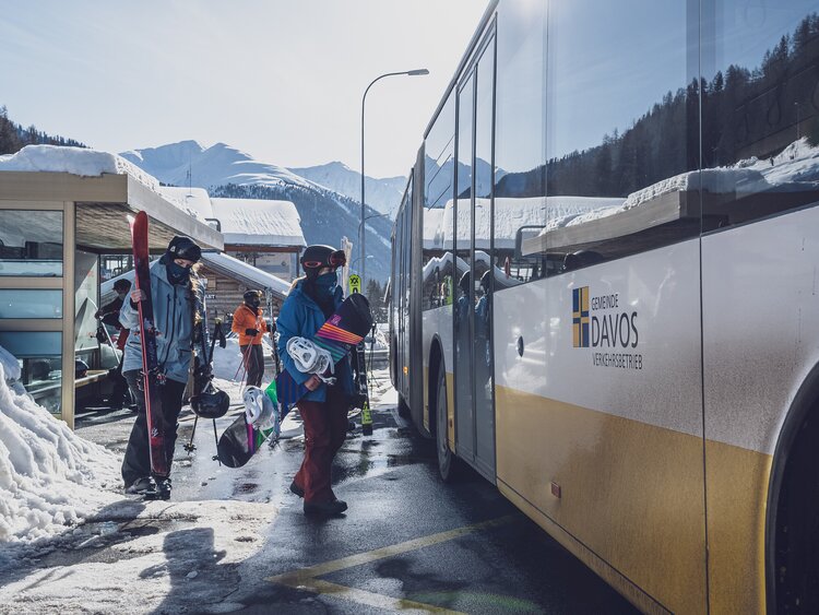 2 Skifahrer warten auf den Bus  | © Davos Klosters Mountains 