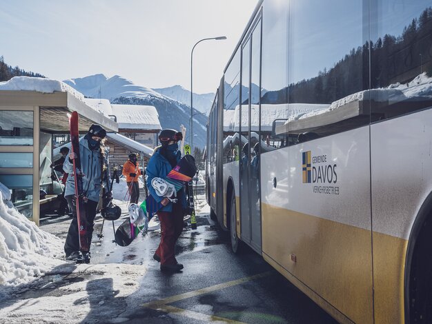 2 Skifahrer warten auf den Bus  | © Davos Klosters Mountains 