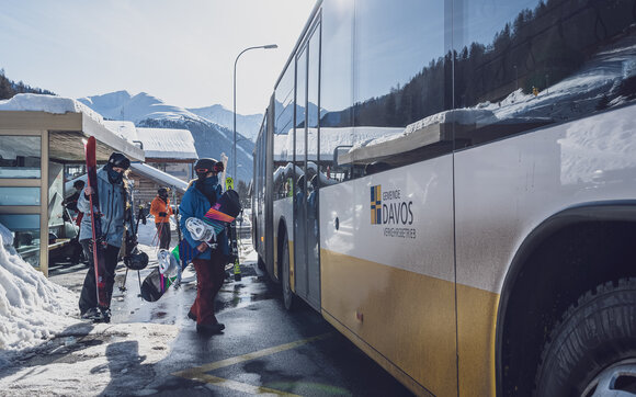 2 Skifahrer warten auf den Bus  | © Davos Klosters Mountains 