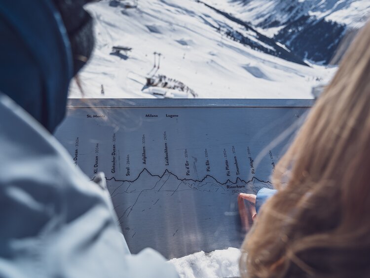 2 Skifahrer schauen sich die Infotafel für die Ski Challange an | © Davos Klosters Mountains 
