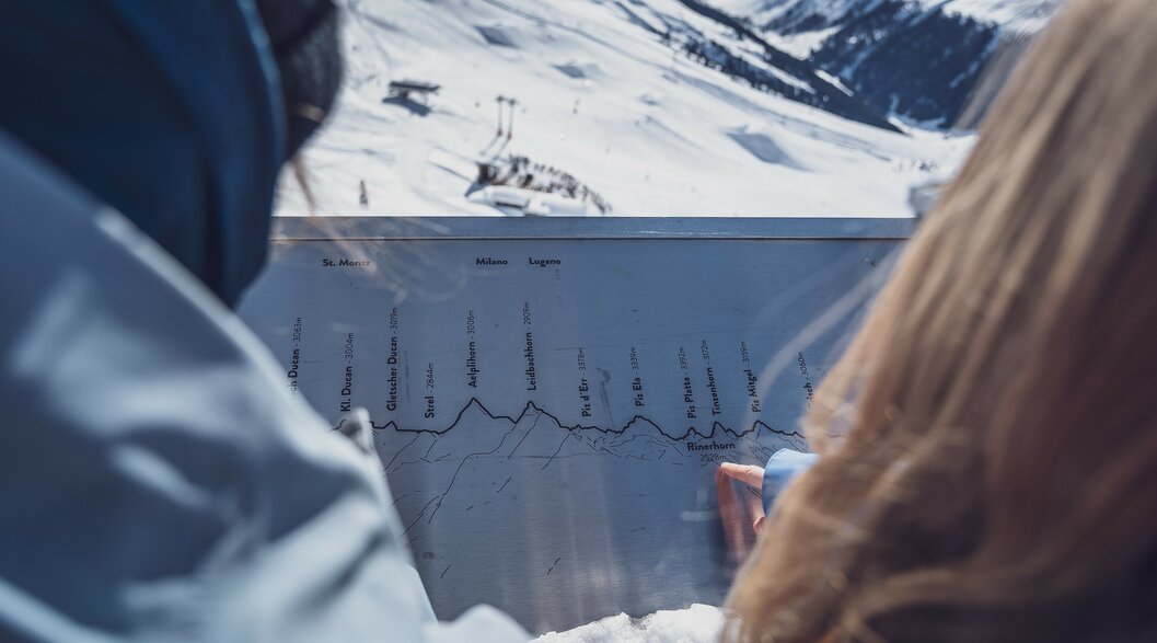 2 Skifahrer schauen sich die Infotafel für die Ski Challange an | © Davos Klosters Mountains 2 Skifahrer schauen sich die Infotafel für die Ski Challange an | © Davos Klosters Mountains