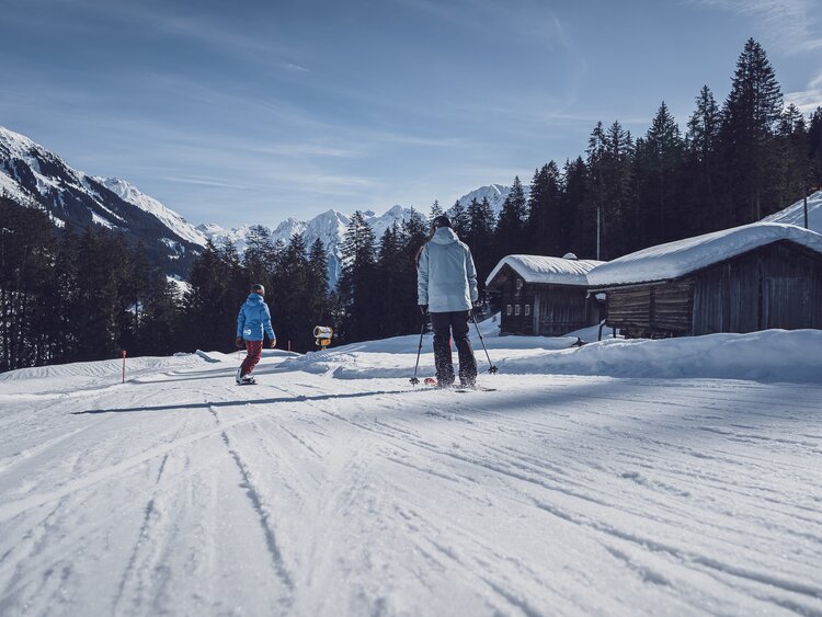 2 Touristen fahren auf der Talabfahrt | © Davos Klosters Mountains 