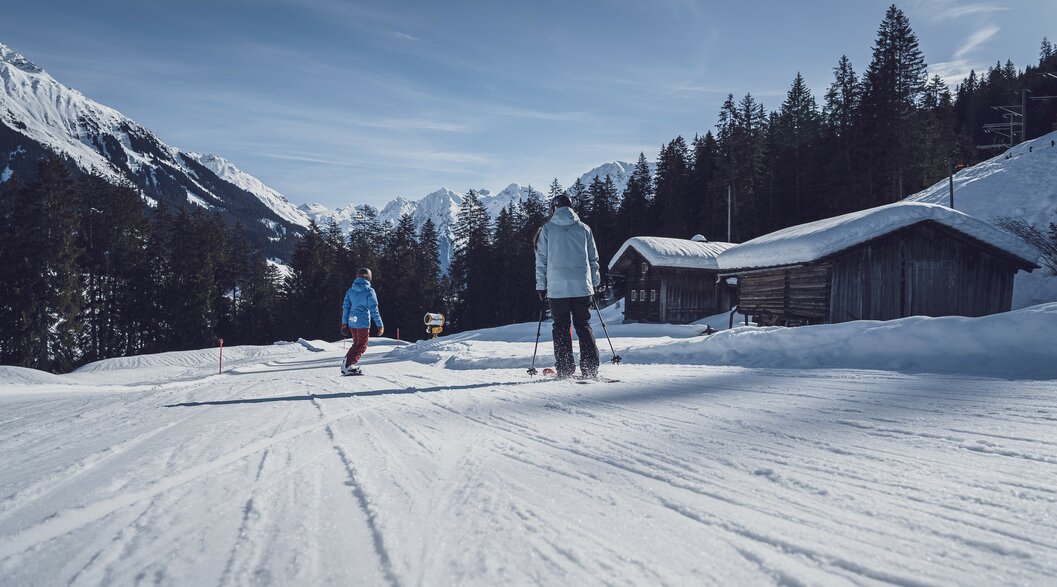 2 Touristen fahren auf der Talabfahrt | © Davos Klosters Mountains 2 Touristen fahren auf der Talabfahrt | © Davos Klosters Mountains