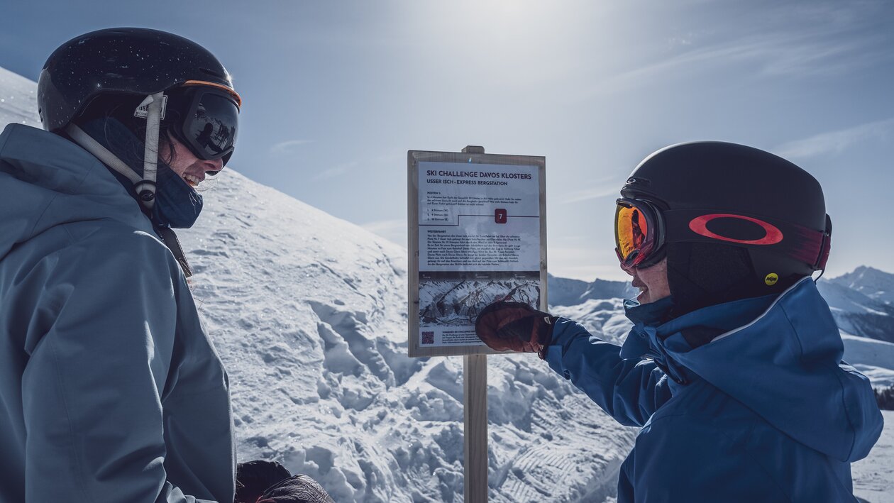 2 Touristen schauen sich den Übersichtsplan der Ski Challange an | © Davos Klosters Mountains 