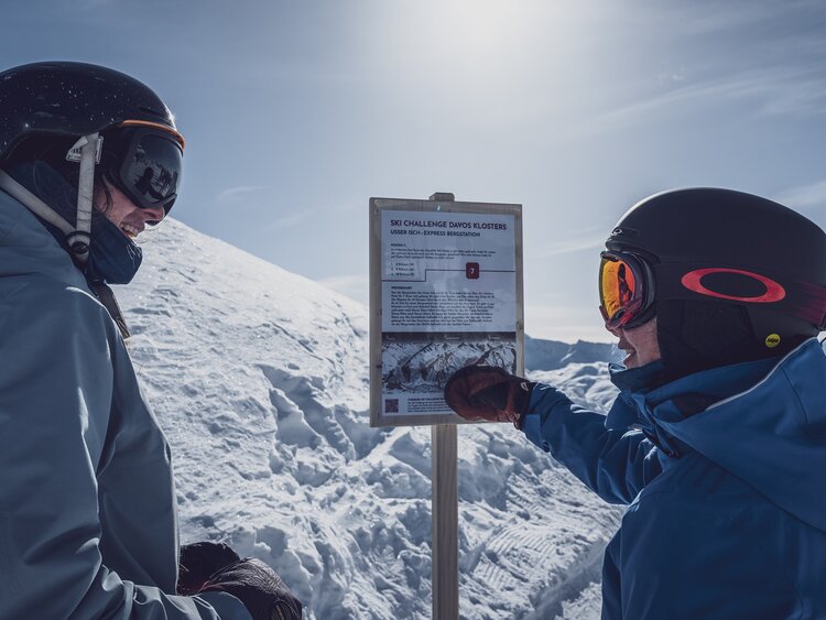 2 Touristen schauen sich den Übersichtsplan der Ski Challange an | © Davos Klosters Mountains 