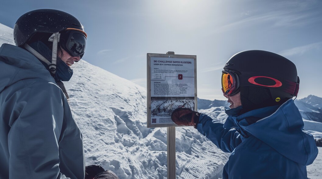 2 Touristen schauen sich den Übersichtsplan der Ski Challange an | © Davos Klosters Mountains 2 Touristen schauen sich den Übersichtsplan der Ski Challange an | © Davos Klosters Mountains