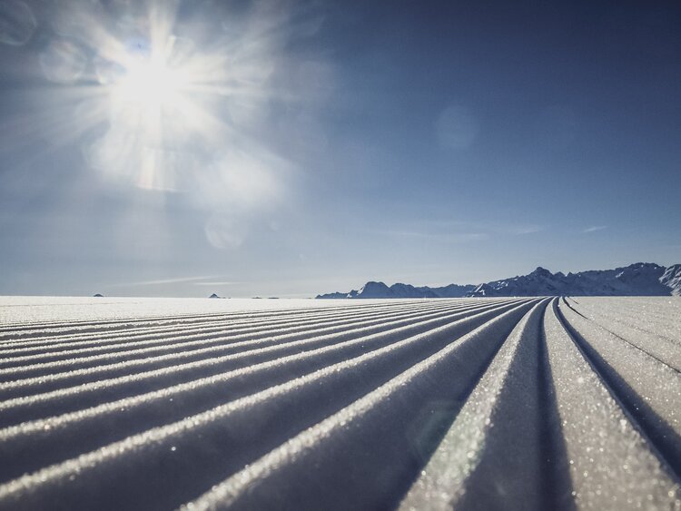 Ansicht einer frisch präparierten Piste | © Davos Klosters Mountains 