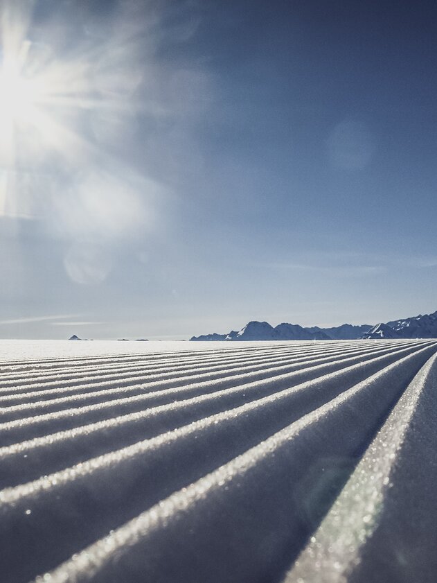 Ansicht einer frisch präparierten Piste | © Davos Klosters Mountains 